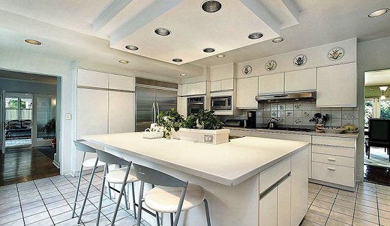 Chúng tôi đang dự định làm một nhà xe ngoài trời mái tôn, tôi muốn làm trần để thấy sạch sẽ hơn khi nhìn vào và giảm độ nóng dưới nhà xe. Xin tư vấn cho tôi giải pháp để làm hệ thống trần này. 