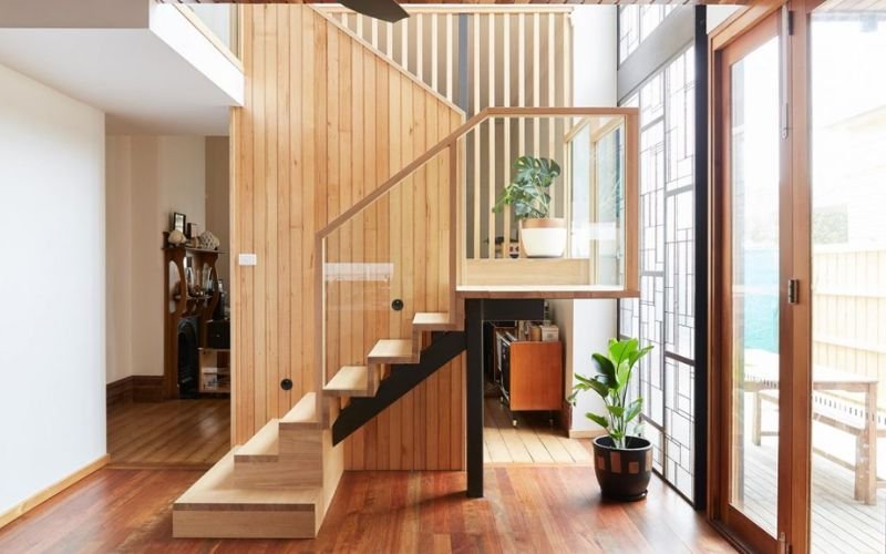 Vách ngăn cầu thang tam cấp làm bằng gỗ