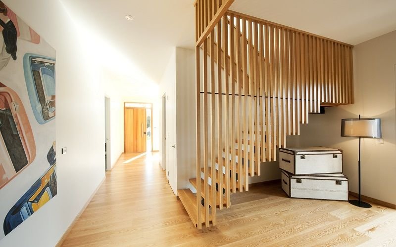 vách ngăn cầu thang tam cấp bằng gỗ