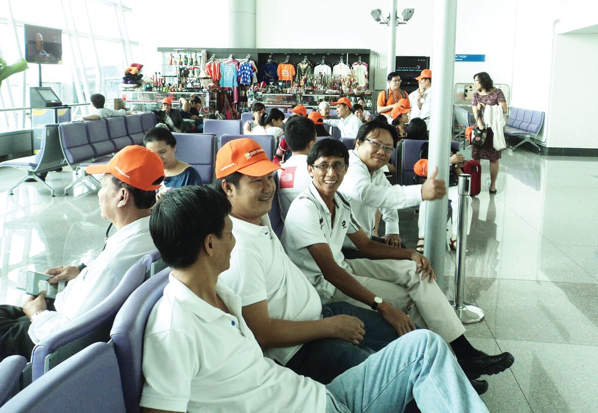 Gương mặt đầy phấn khởi của mọi người tại phòng chờ lên máy bay, bắt đầu chuyến du hành đầy hứa hẹn.