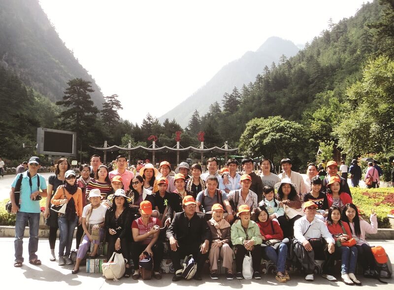 Đoàn chụp hình lưu niệm trước cổng khu thắng cảnh