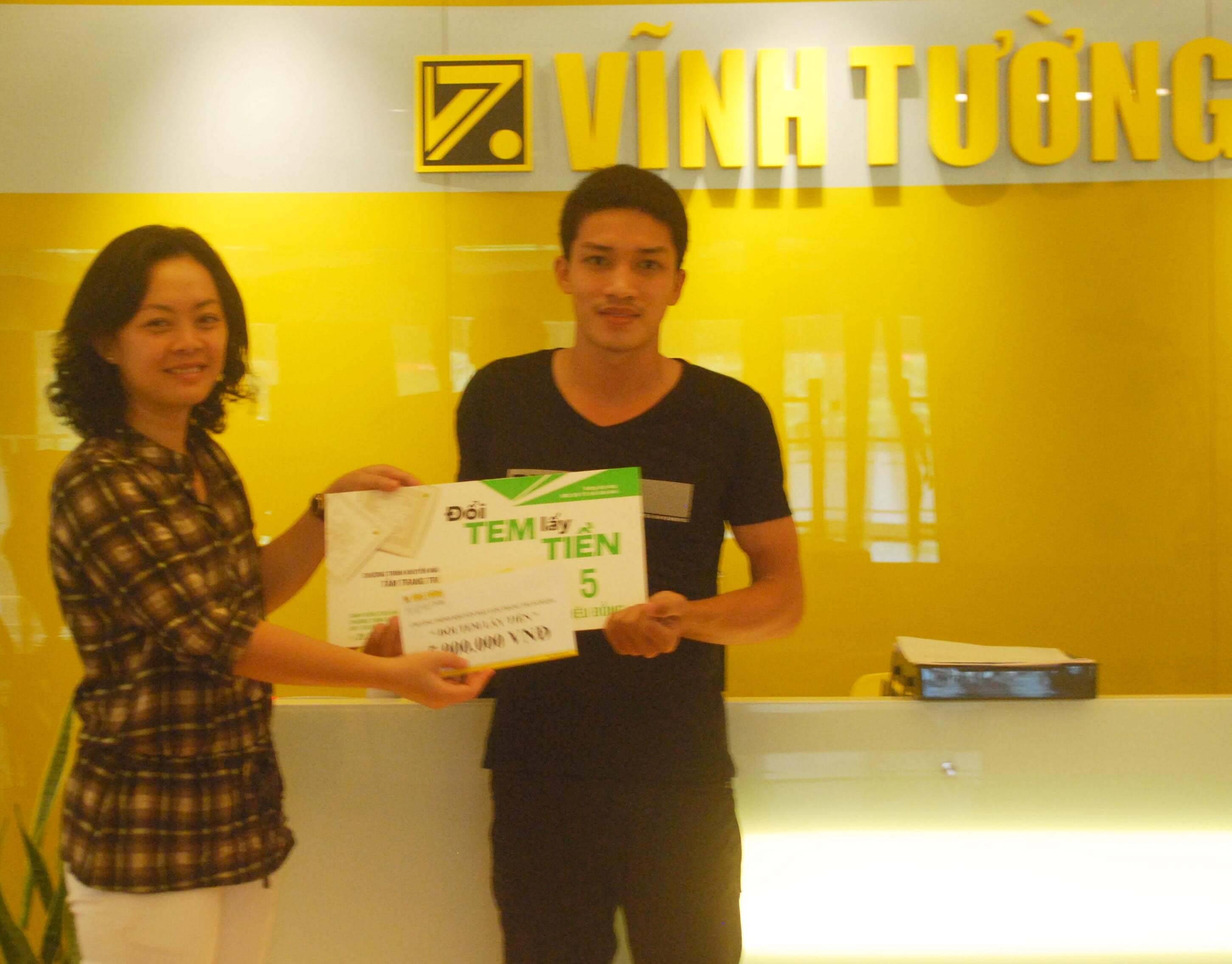 Đại diện Công ty Vĩnh Tường trao giải cho anh Lê Quang Sơn