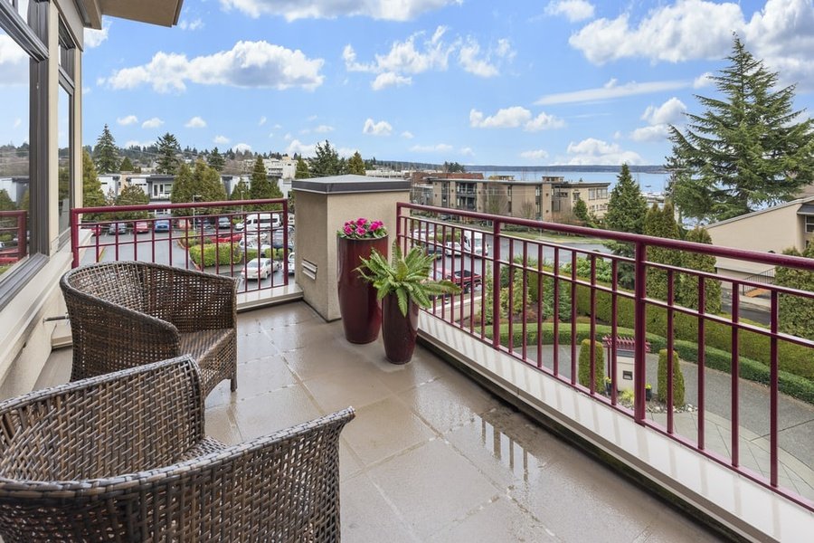 ban công đươc trang trí bằng nội thất