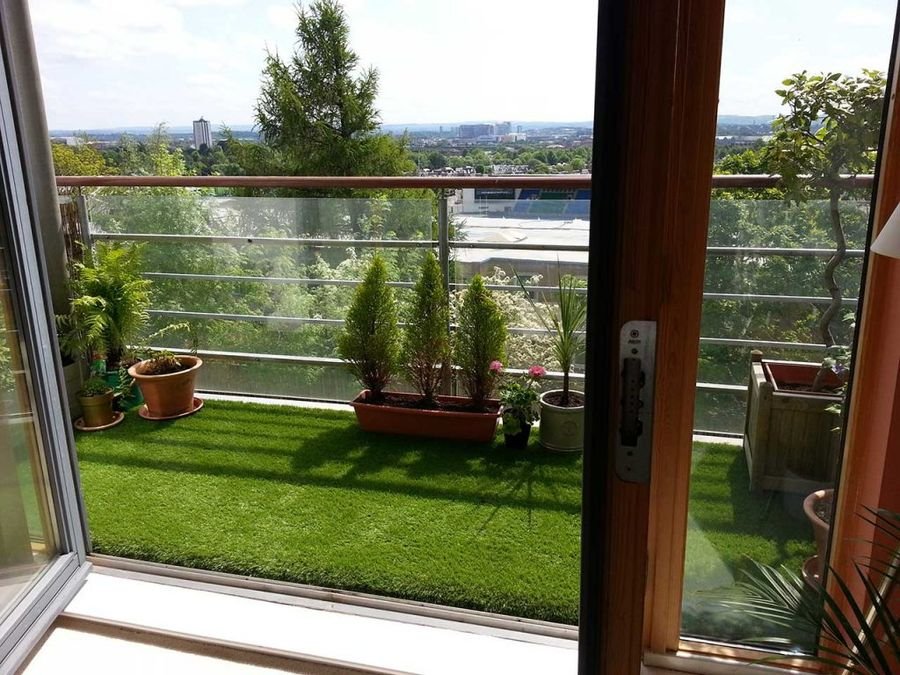 Trang trí ban công bằng thảm cỏ nhân tạo