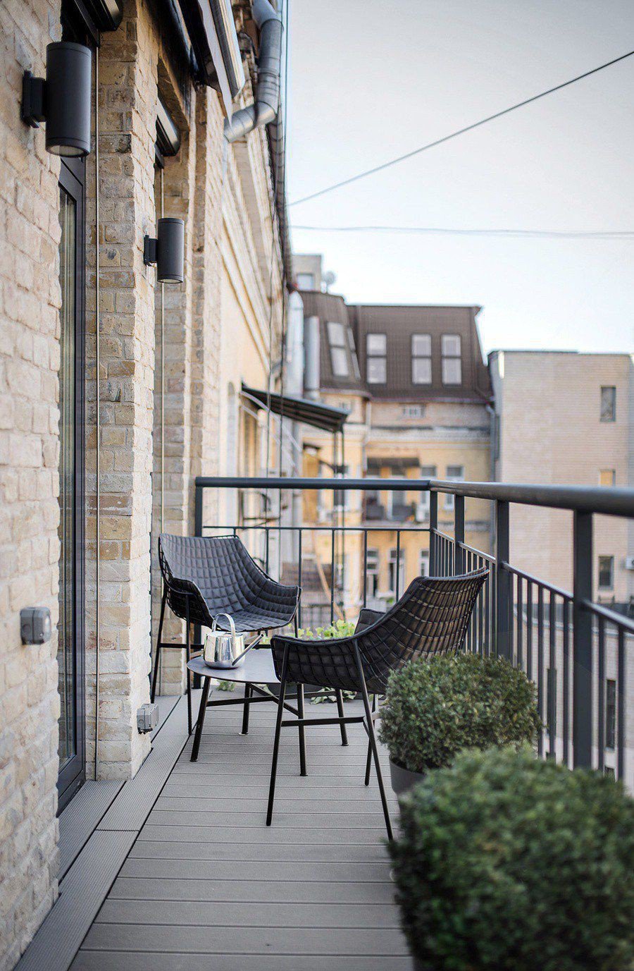 Thiết kế ban công công nghiệp với nội thất tối giản