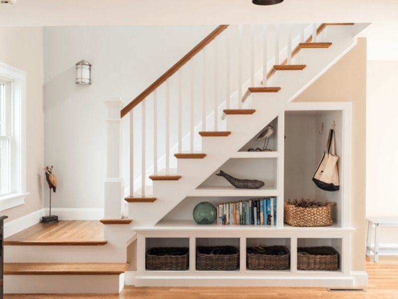 kết hợp gầm cầu thang với tủ trang trí