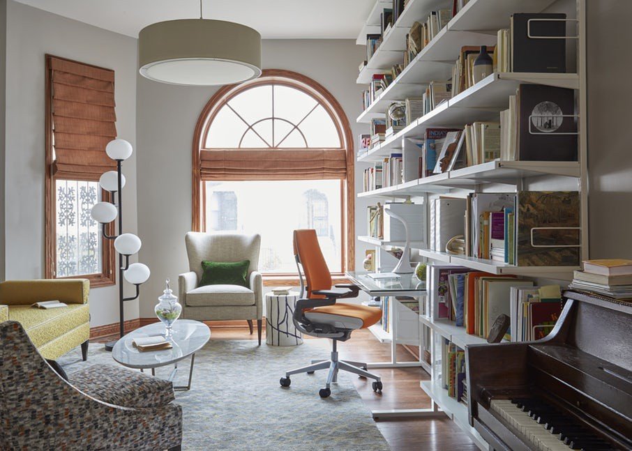 kệ sách được thiết kế với lối đi 