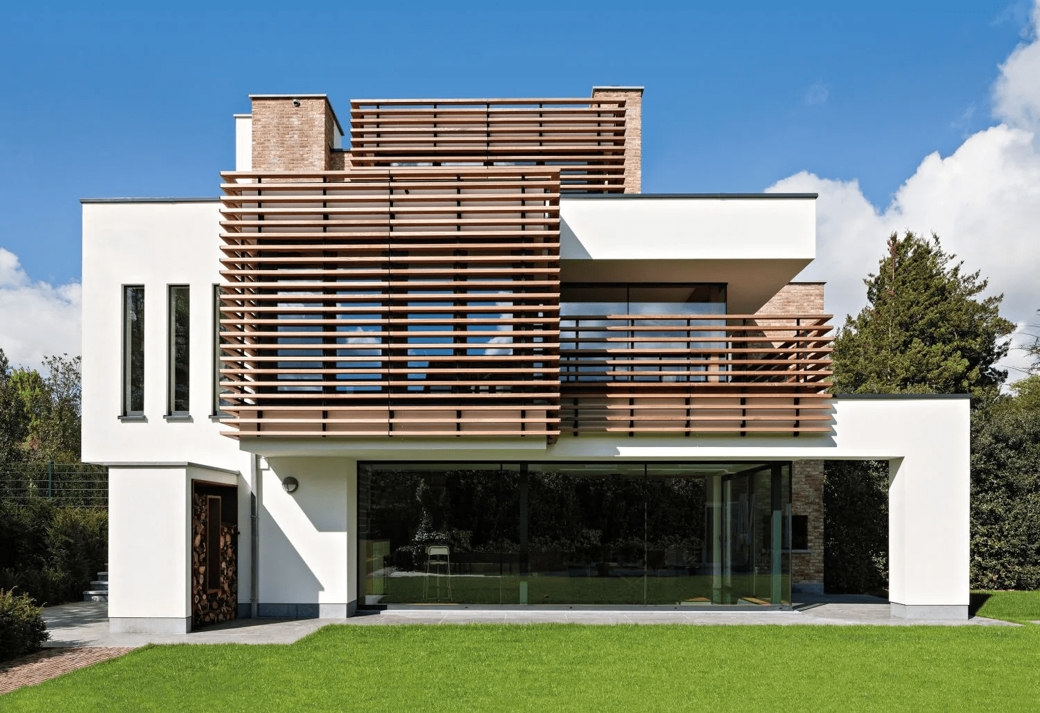 Sử dụng lam che nắng hoặc bạt để chống nóng cho nhà hướng Tây