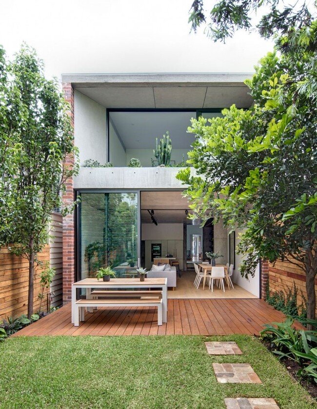 Sân vườn vừa giúp chống nóng nhà hướng Tây hiệu quả vừa mang lại cảnh quan đẹp cho ngôi nhà