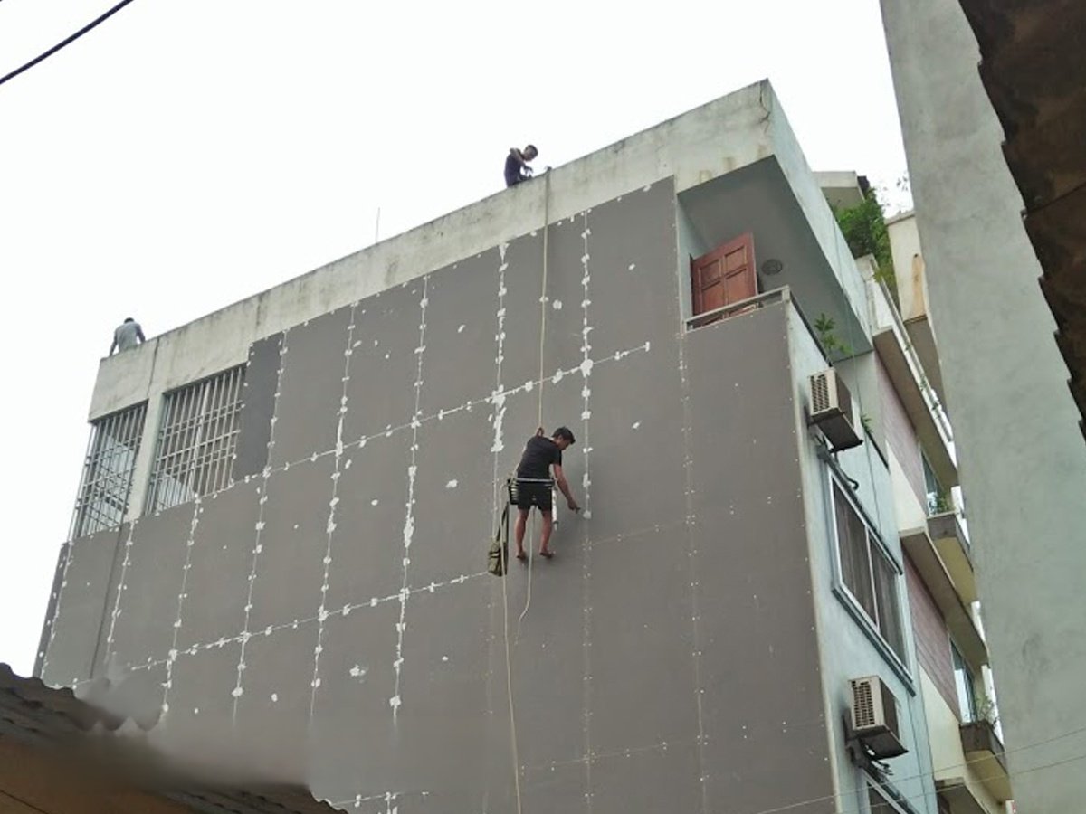 Gạch mát có trọng lượng nhẹ, độ bền cao, mang lại hiệu quả cách nhiệt lâu dài cho ngôi nhà của bạn.