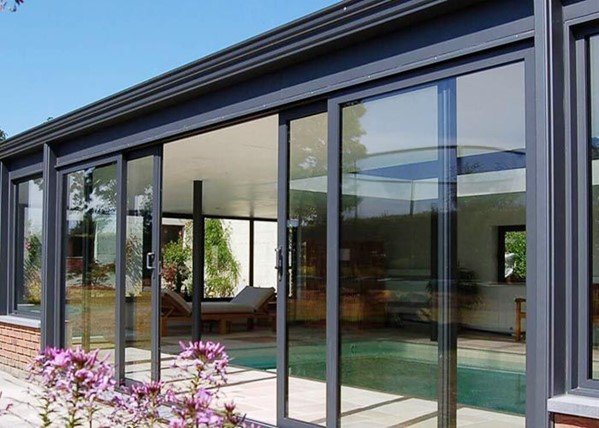 Sử dụng quá nhiều cửa kính lớn khiến nhà dễ bị hấp thụ nhiệt quá mức vào mùa hè