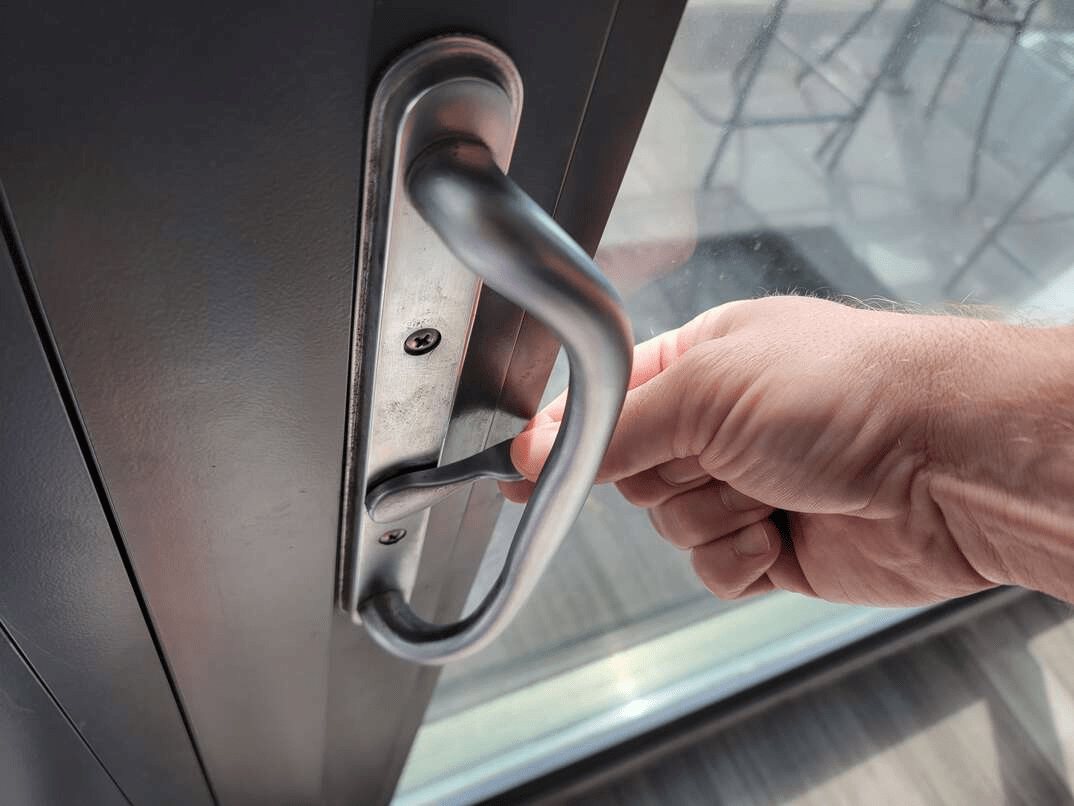 Cửa kính được đóng kín và khóa chắc sẽ hạn chế gió, nước mưa xâm nhập vào nhà (Nguồn: Internet)