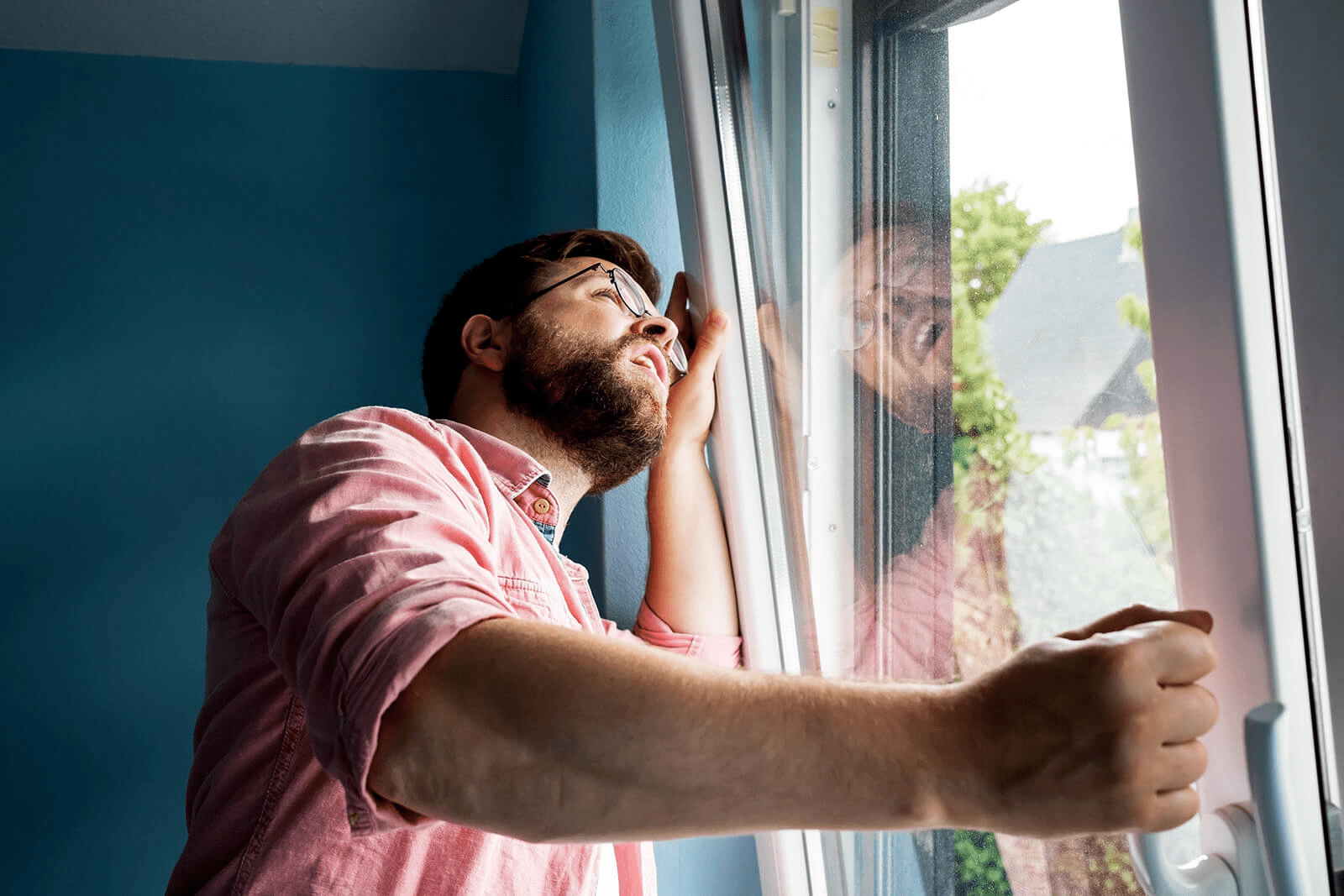 Gia chủ cần kiểm tra toàn bộ kính, khung và phụ kiện để phát hiện sớm các điểm yếu (Nguồn: Internet)