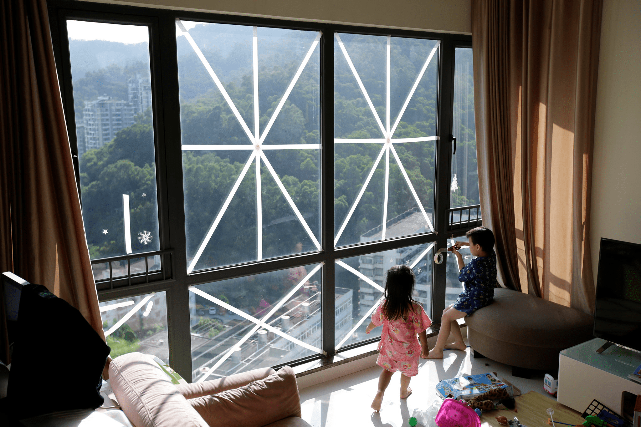 Gia chủ cần tránh các biện pháp thiếu căn cứ như chỉ dán keo chữ X lên kính để không tạo cảm giác an toàn giả khi bão đến (Nguồn: Internet)