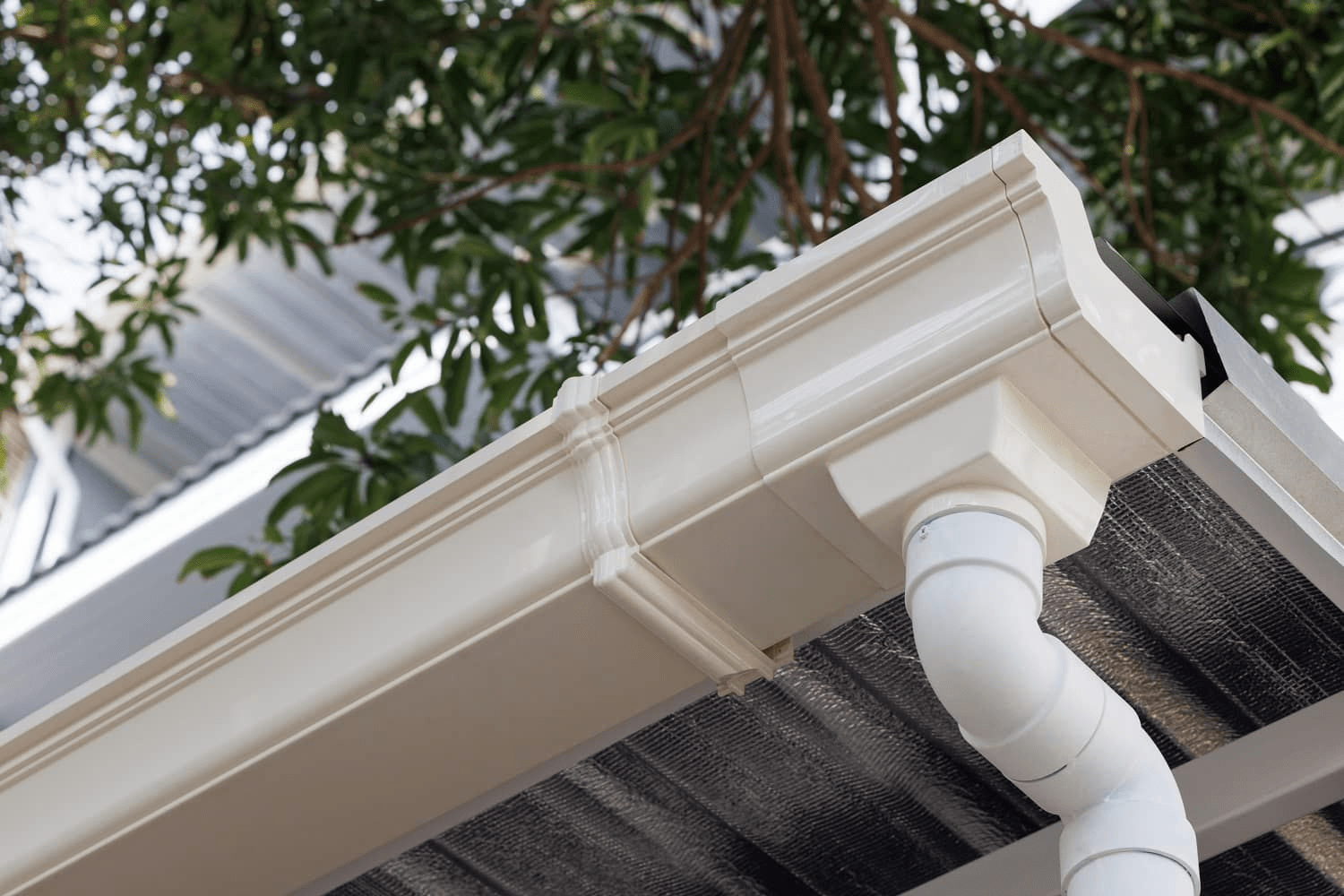 Gia chủ chỉ nên tự lắp đặt ống thoát nước mưa khi tuyến ống đơn giản và có đủ dụng cụ thi công