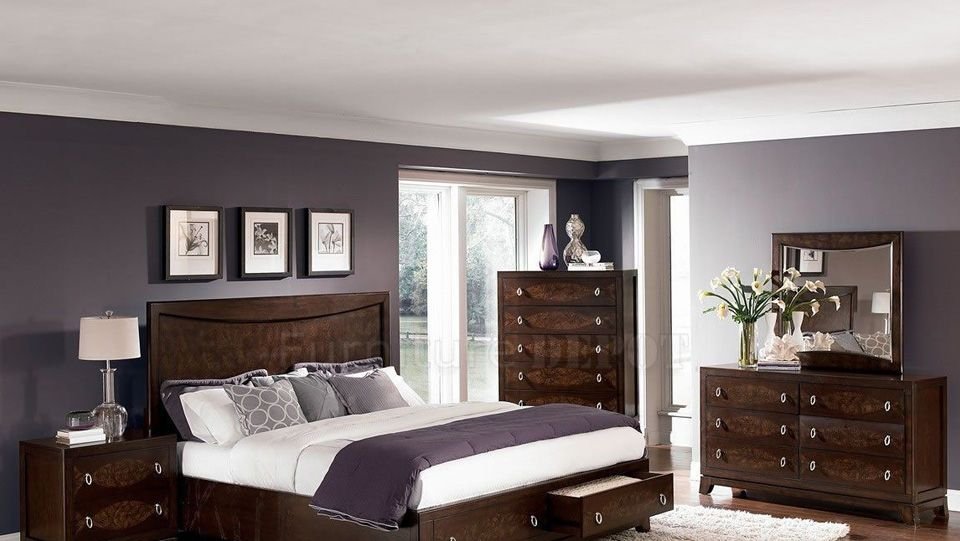 Gương để bàn dựa tường tạo cảm giác thông thoáng cho phòng ngủ