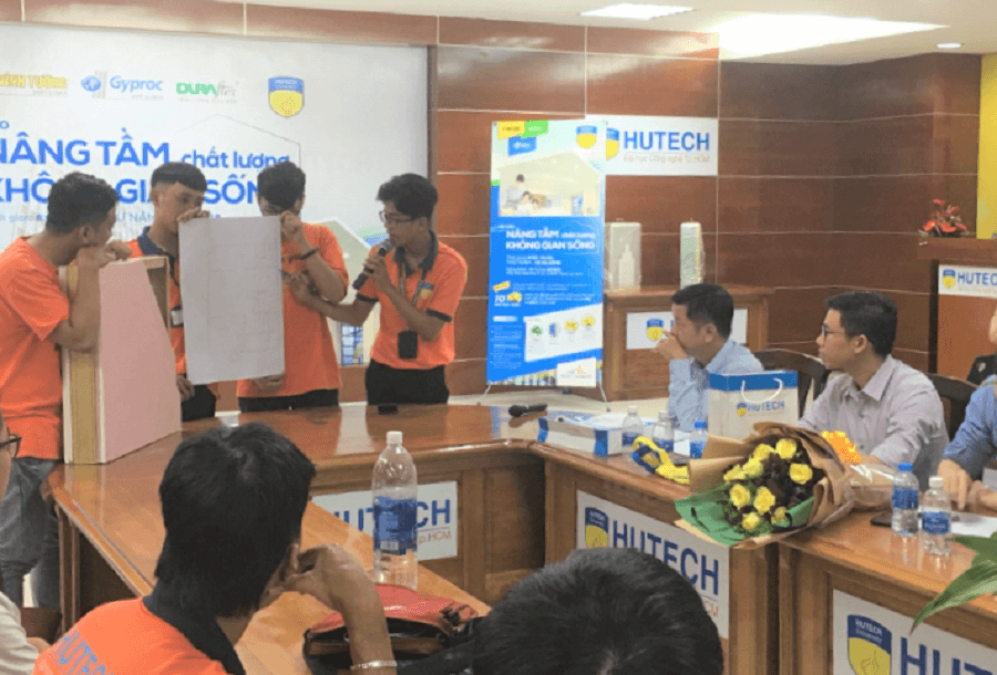 Các nhóm trình bày ý tưởng để thuyết phục ban giám khảo