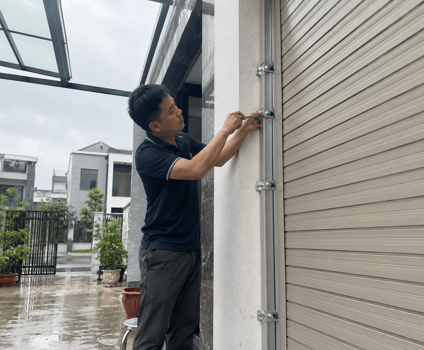Kiểm tra vít, bulong, ray dẫn hướng và các điểm liên kết với tường để siết chặt hoặc gia cố kịp thời, tránh cửa bị rung lắc khi gặp gió lớn
