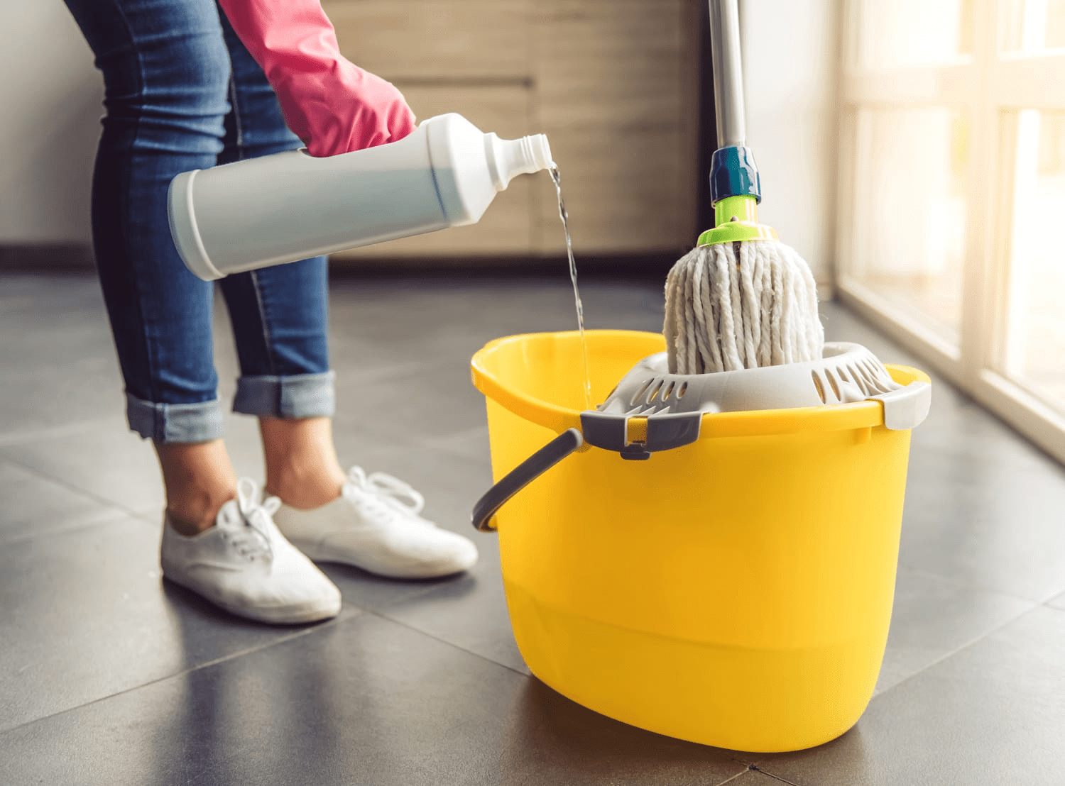 Làm sạch và hong khô đúng cách giúp hạn chế nấm mốc và mùi hôi sau ngập