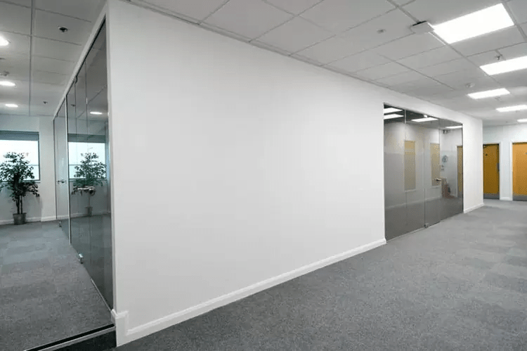 Vách ngăn phòng máy lạnh giúp duy trì nhiệt độ ổn định, ngăn cản sự thất thoát lạnh và nâng cao hiệu quả sử dụng điều hòa