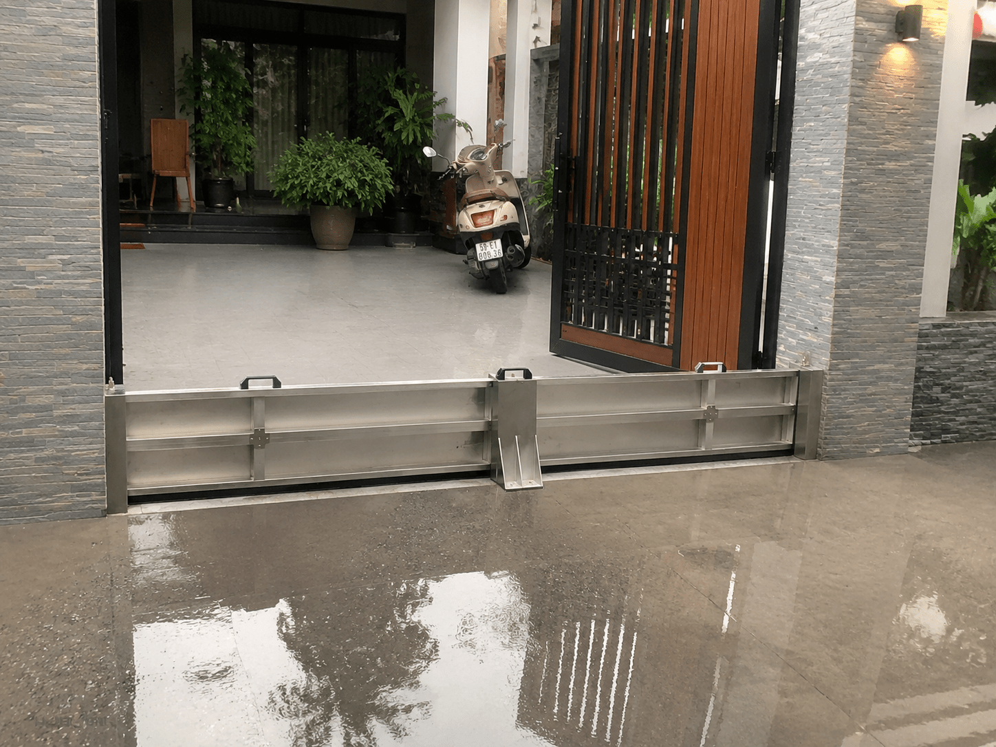Lắp cửa chắn nước hoặc tấm chắn ngập tại vị trí cửa