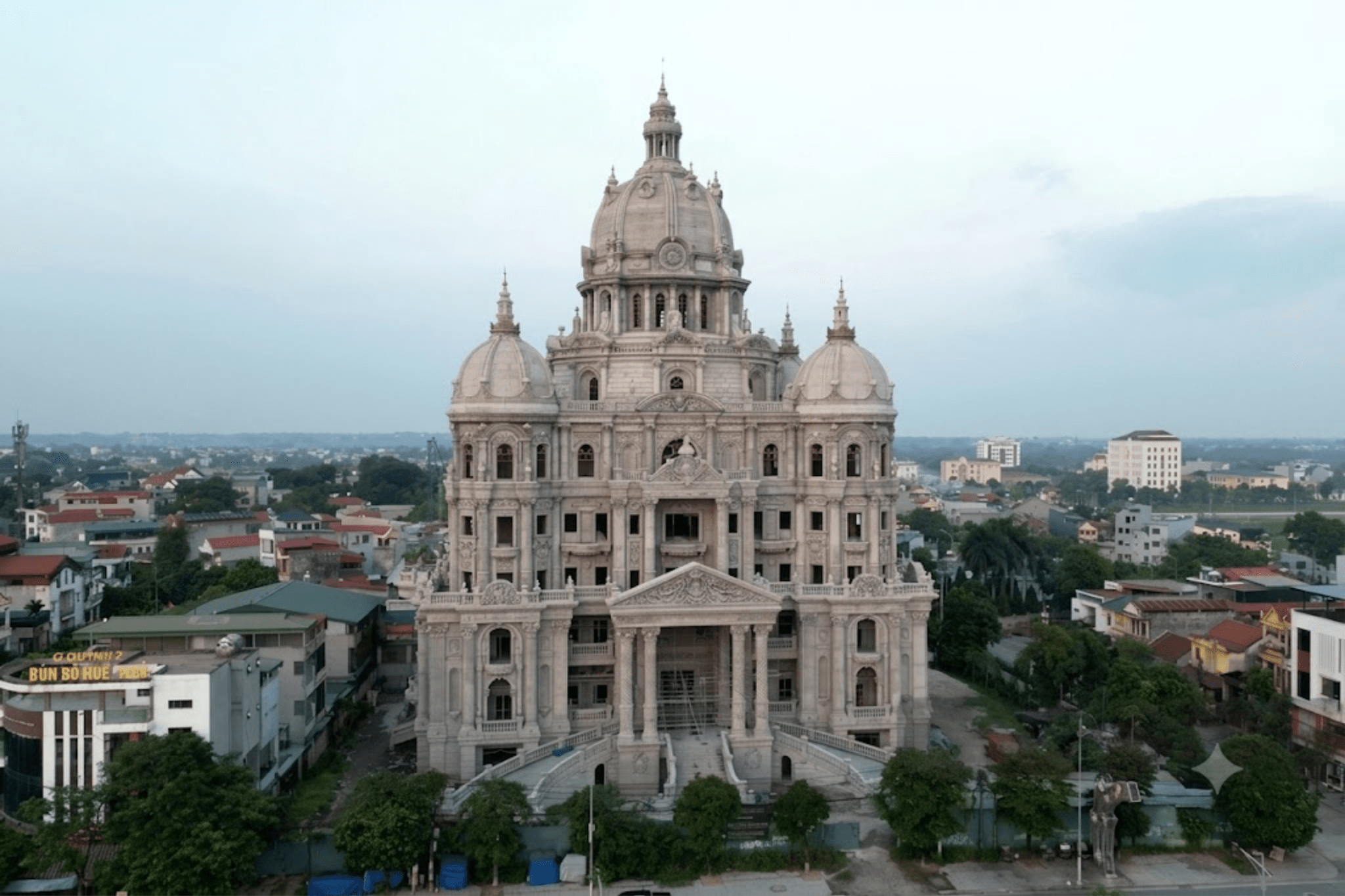 Lâu đài Hải Linh nổi bật trên trục đường trung tâm thành phố Việt Trì với vị trí dễ nhận diện 