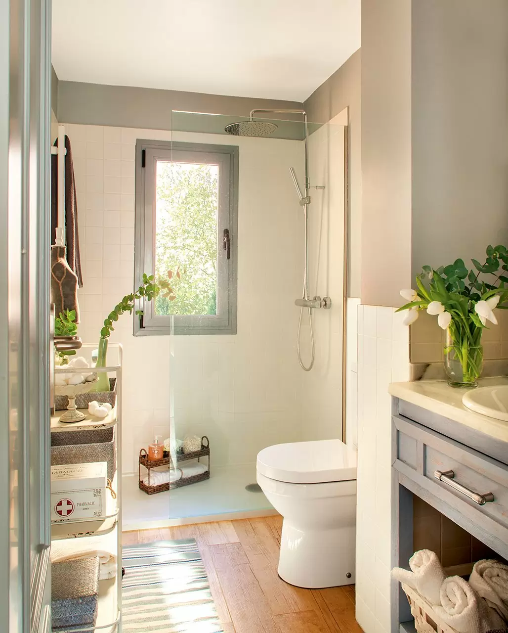 Mẫu nhà vệ sinh nhỏ đẹp có cửa sổ