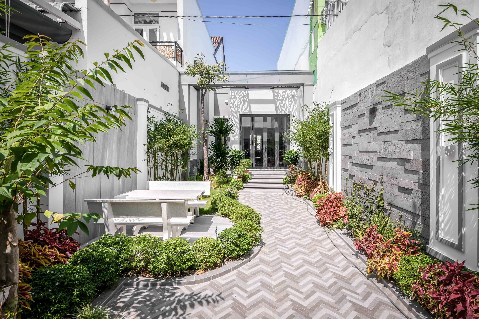 Mẫu nhà vườn đẹp hình ống cho gia đình nhỏ 3 người