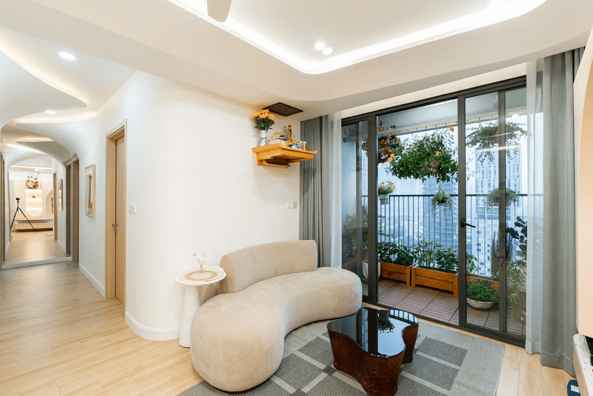 Mẫu nội thất phòng khách chung cư có bàn thờ