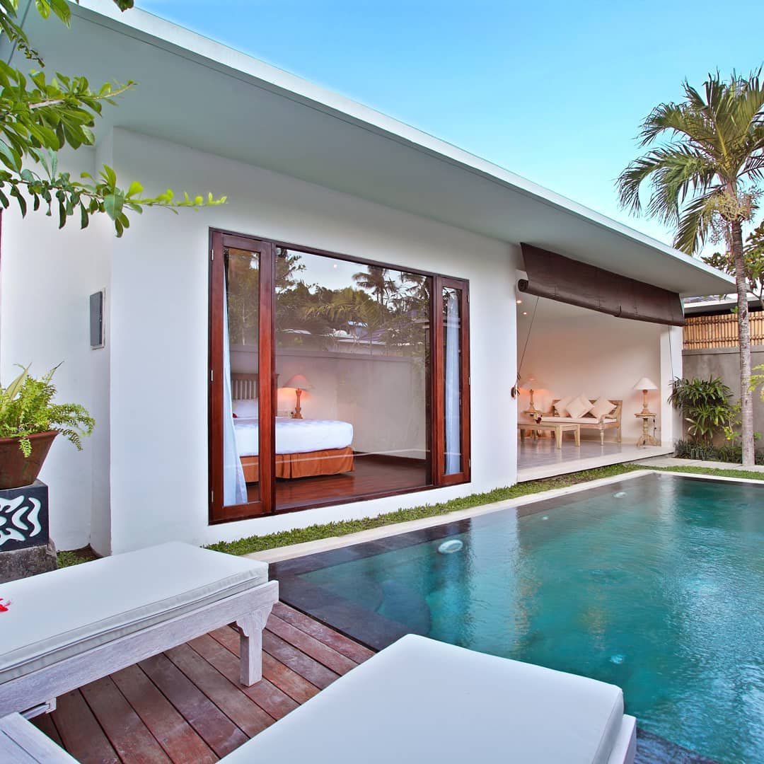 Phòng ngủ đẹp bên cạnh hồ bơi với cửa kính sát đất