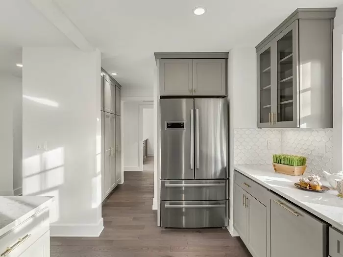 Mẫu trần thạch cao đẹp cho phòng bếp, sơn trắng nhẹ nhàng, đơn giản