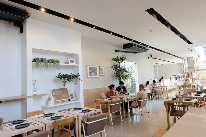 Trần thạch cao mang lại cảm giác nhẹ nhàng, thanh thoát cho không gian quán cà phê