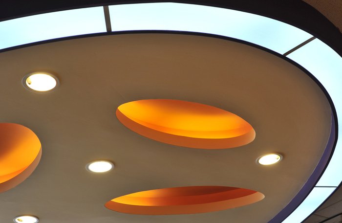 Mẫu trần thạch cao sử dụng nhiều hình khối bo góc, kết hợp khe hở hắt đèn