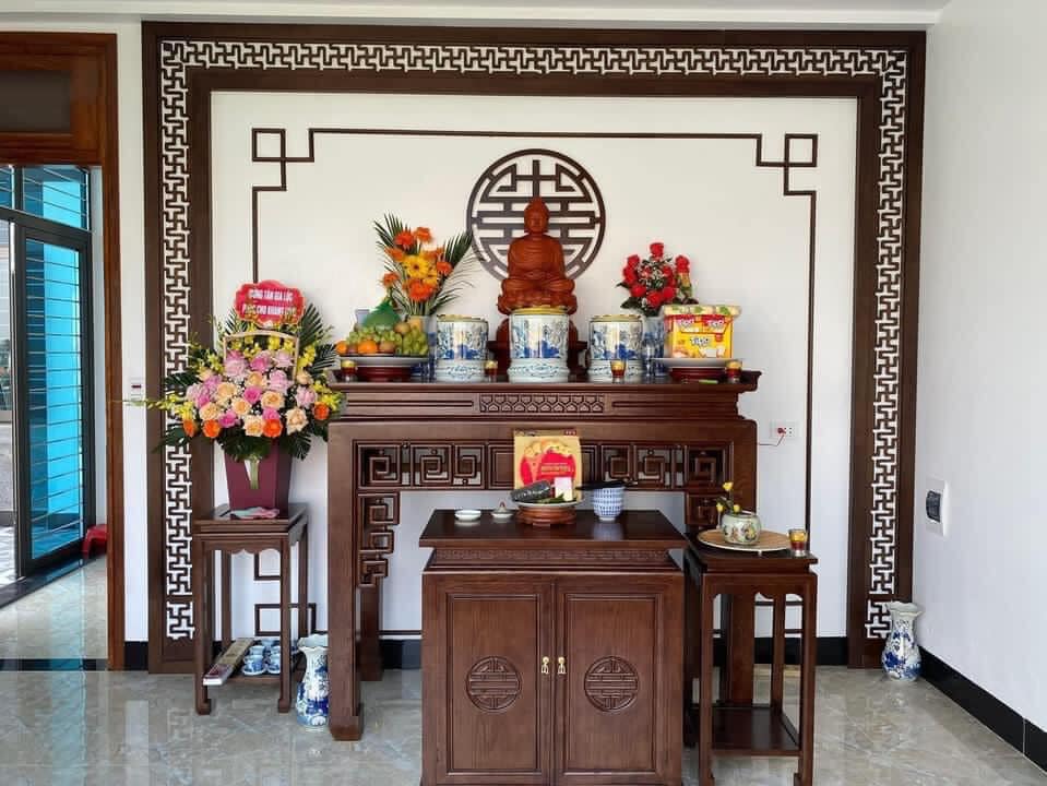 Mẫu vách ngăn phòng thờ tính thẩm mỹ cao với họa tiết hình chữ phúc