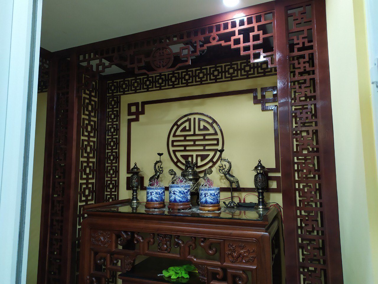 Vách ngăn phòng thờ giảm tiếng ồn, tạo không gian yên tĩnh cho các hoạt động tâm linh