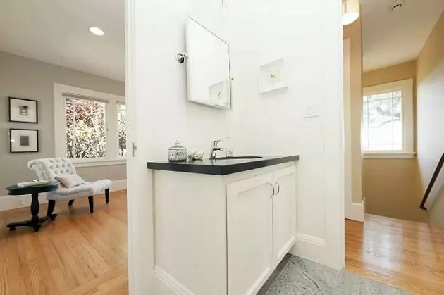 Kết hợp bồn rửa tay sau vách ngăn tiện dụng