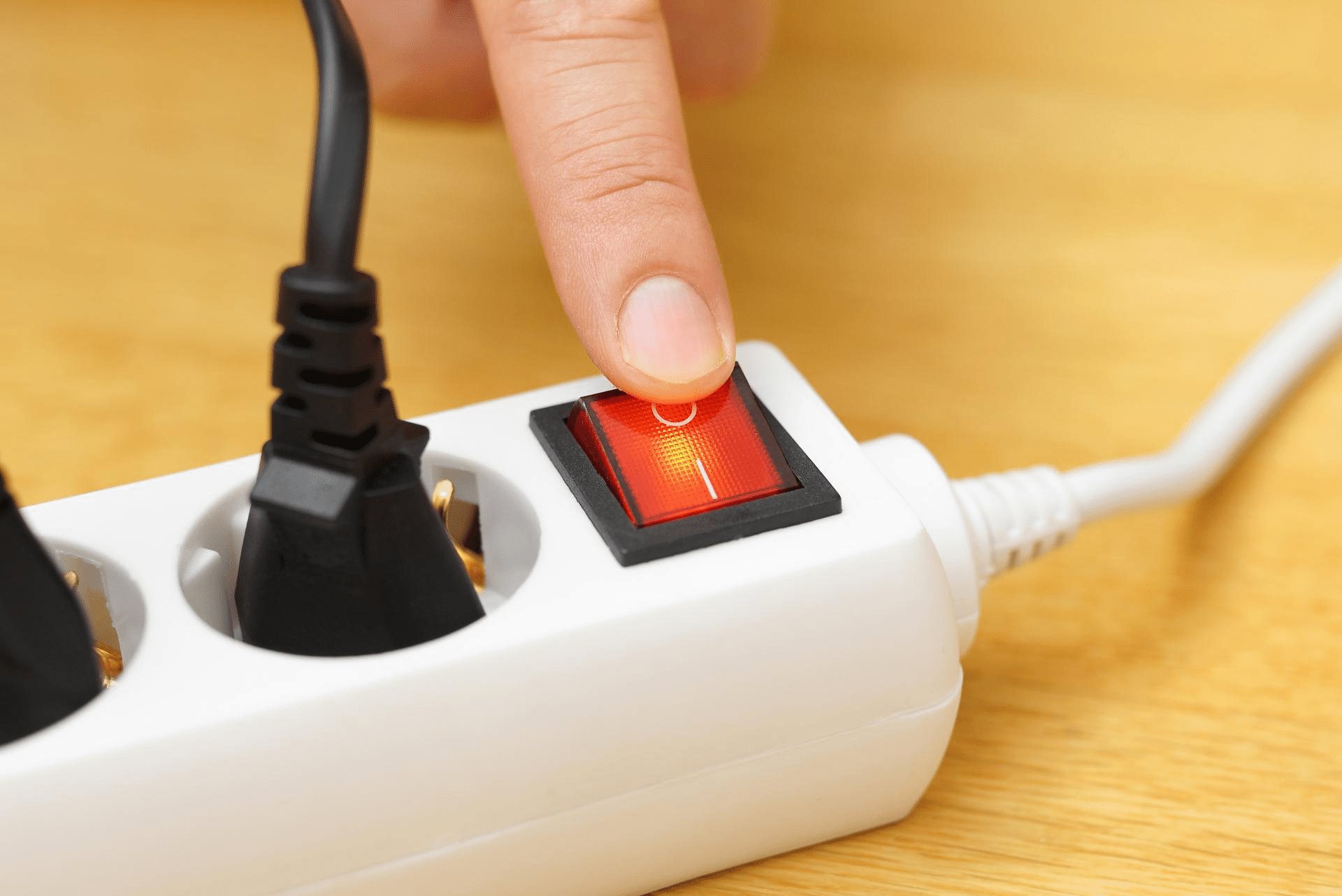 Ngắt nguồn điện khi cần thiết giúp giảm nguy cơ chập cháy trong thời tiết cực đoan