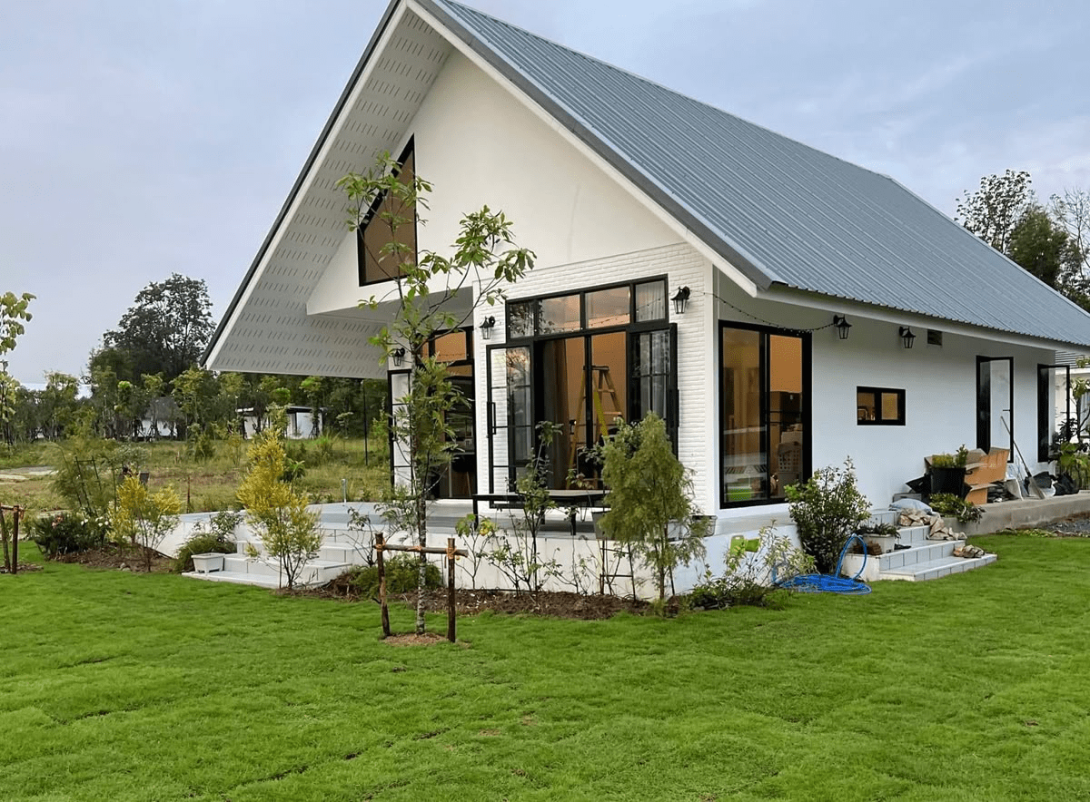 Nhà cấp 4 mái Thái ở nông thôn có cửa sổ trên gác mái