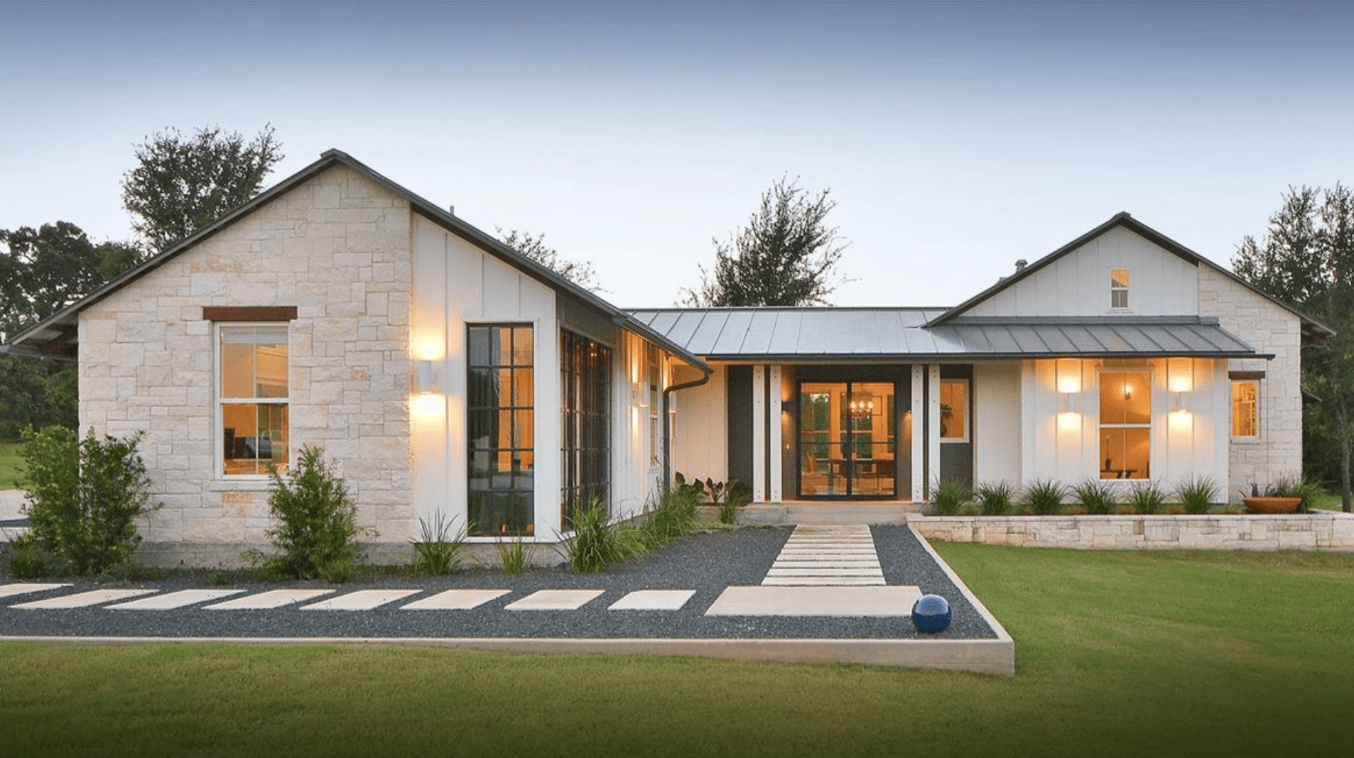 Nhà cấp 4 mái Thái 100m2 với hệ thống đèn vàng ấm áp