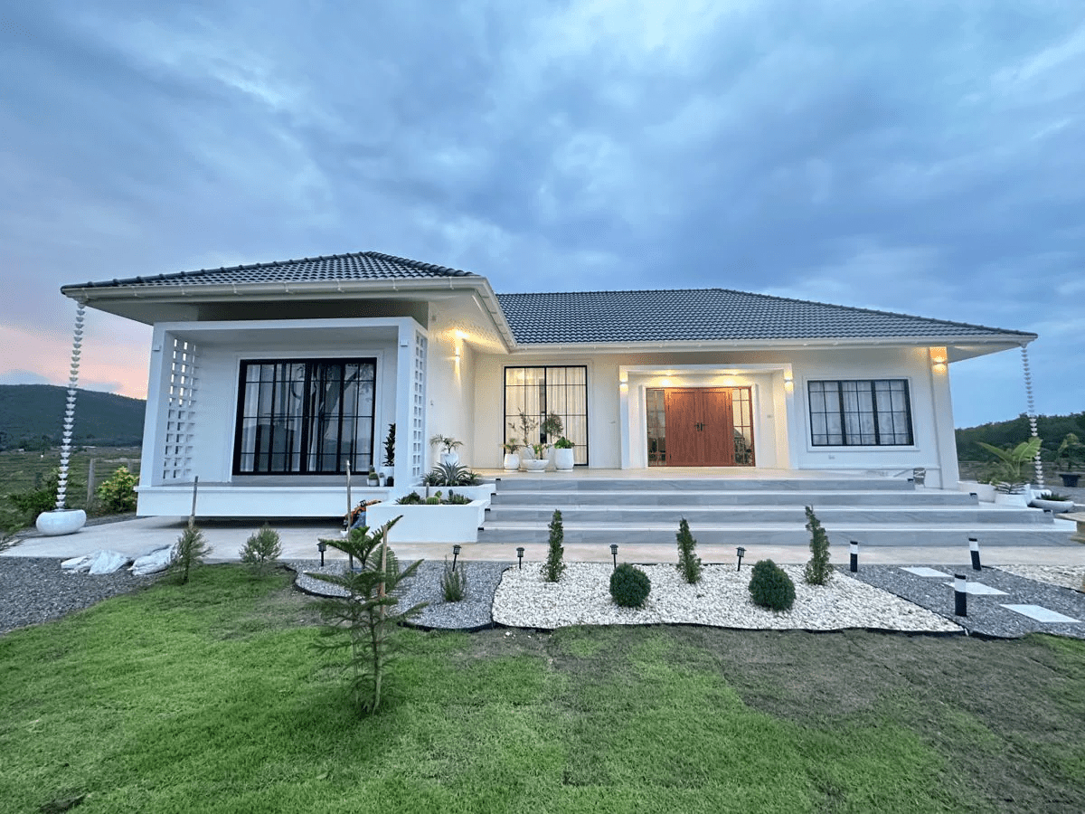 Nhà cấp 4 mái Thái 3 phòng ngủ sử dụng hệ thống cửa kính trong suốt