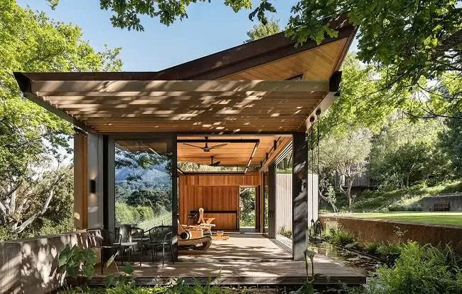 Mẫu nhà gỗ có phòng ngủ đẹp vách kính đẹp rất được ưa chuộng hiện nay (Nguồn: Internet)