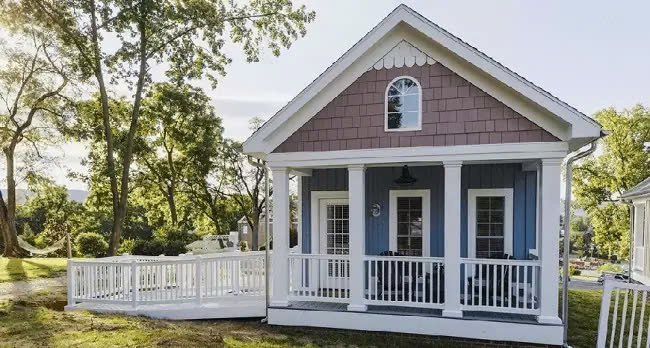 Mẫu nhà gỗ sồi trắng có vách ngăn cách nhiệt kết hợp mái ngói nâu nhạt và màu tường xanh dương tạo cảm giác ấm áp, gần gũi (Nguồn: Internet)