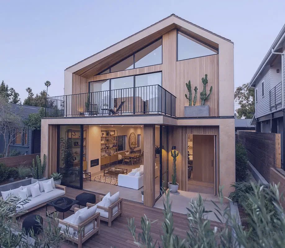 Thiết kế nhà gỗ có trần thạch cao chống nóng vừa tiện nghi và mang lại cảm giác gần gũi với thiên nhiên (Nguồn: Internet)