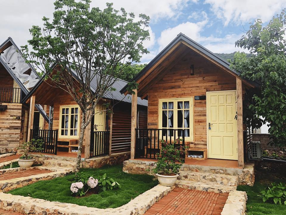 Mẫu nhà Bungalow lắp ghép được ưa chuộng trong các khu nghỉ dưỡng nhờ thiết kế gần gũi thiên nhiên, không gian mở và thi công nhanh chóng, tiết kiệm chi phí