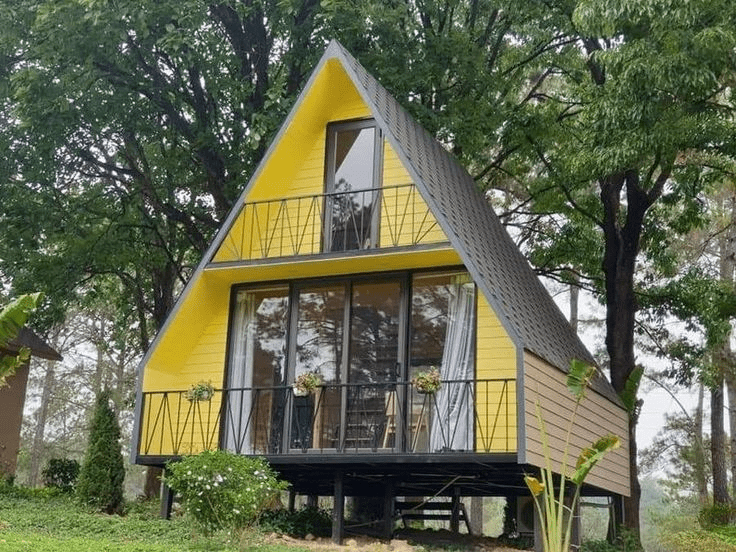 Mẫu nhà lắp ghép tam giác gây ấn tượng với thiết kế độc đáo, phù hợp cho homestay, quán cà phê hoặc không gian nghỉ dưỡng mang phong cách nghệ thuật