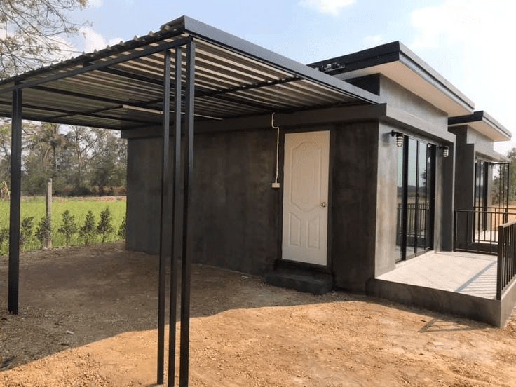 Nhà khung thép lắp ghép được thiết kế chắc chắn, đảm bảo độ bền và khả năng chịu lực cho toàn bộ công trình