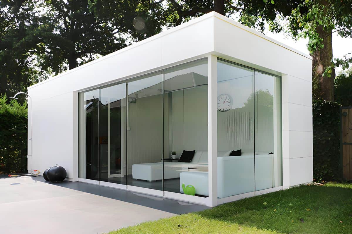 Nhà lắp ghép có vách ngăn làm từ vật liệu như tấm panel cách âm, cách nhiệt