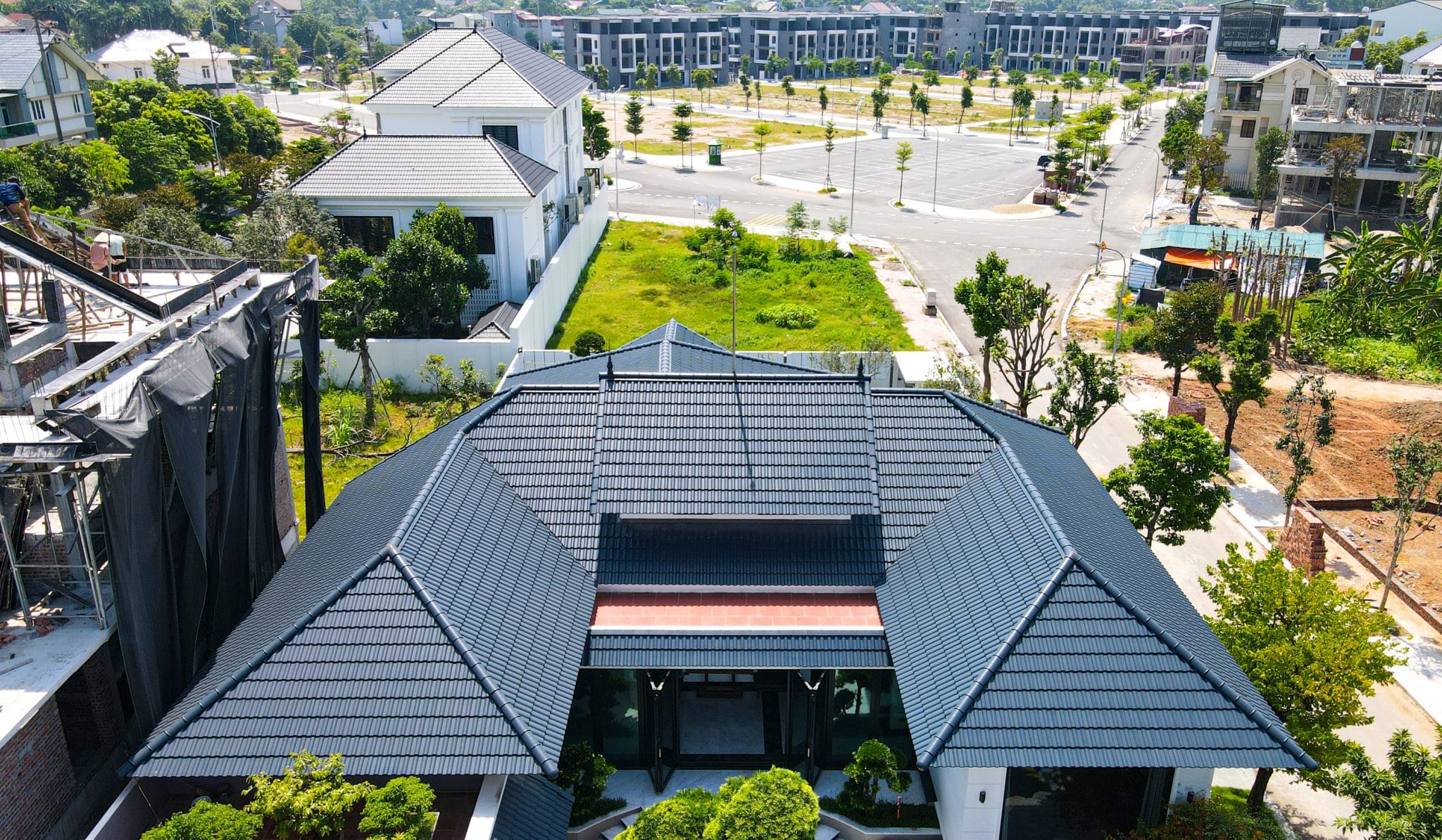 mẫu nhà mái ngói chữ u tối ưu diện tích