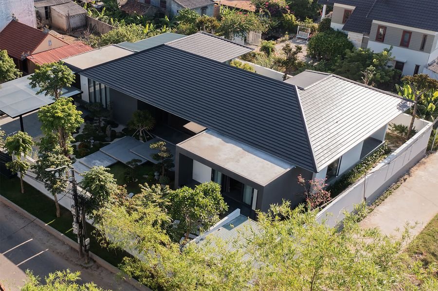 Mẫu nhà mái ngói có thiết kế sân vườn gần gũi thiên nhiên