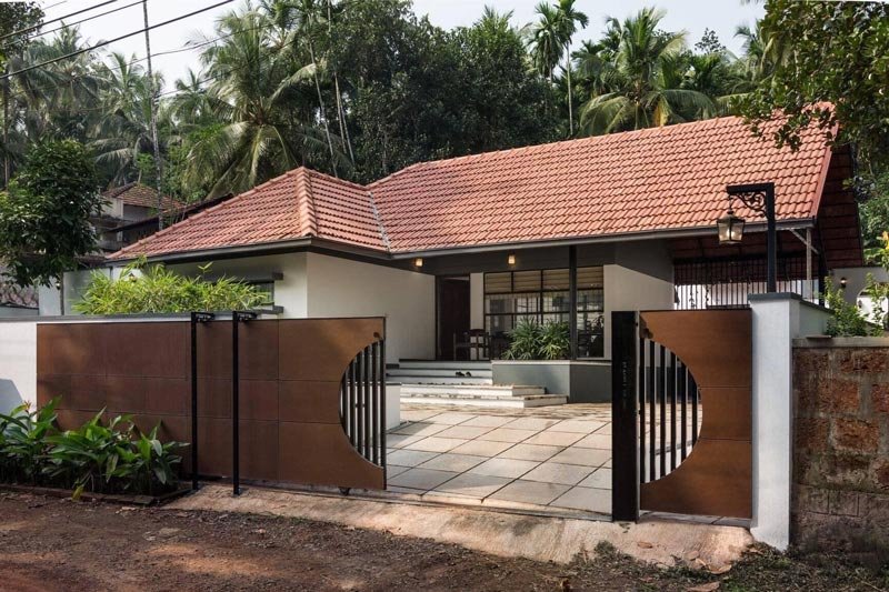 Mẫu nhà mái ngói đỏ cấp 4 kết hợp màu xám đẹp, ấn tượng